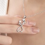 Personalisierte herzförmige Mutter-Tochter-Umarmung Halskette mit Namen zierlichen Schmuck täglich tragen Muttertag Geschenk für Mama Oma