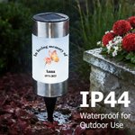 Personifierad utsökt duva fjäril blommig solcellslampa med namn och text kyrkogård trädgård minnesgåva för familjer i sorg