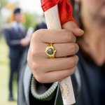 Bague personnalisée en Zircon Heart Birthstone avec nom gravé année et texte Anniversaire Graduation Gift for Graduates