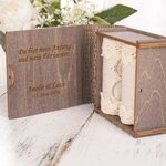Personalisierte Love Story Holz-Ringbox in Buchform | mit eingravierten Text und Namen | mit Innenkissen | Verlobung Hochzeit Geschenk für Paare
