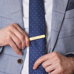 Personalisierte Messing Krawattenklammer mit Wunschgravur | Krawattennadel | Herren-Accessoire | Jahrestag Geburtstag Hochzeit Geschenk für Männer
