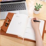 Henkilökohtainen Syntymä Kukka Perhonen PU Nahka A5 Notebook kansi nimi Päivittäinen matka käyttö Syntymäpäivä Äitienpäivä lahja naisille Kirjoittajat Taiteilijat