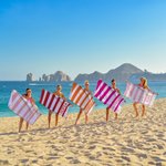 Personlig strandhandduk med namn snabbtorkande extra stort badlakan med klassiska ränder perfekt som sommarpresent och resemåste