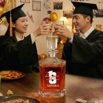 Gepersonaliseerde Graduation Cap Initial Whiskey karaf met naam en jaar Afstudeerfeest cadeau voor afgestudeerden Whiskey liefhebbers