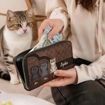 Personalisierte Katzen-Geldbörse in Blumenprägung-Optik | mit Namen | Portemonnaie | Geburtstag Jahrestag Muttertag Geschenk für Katzenliebhaber
