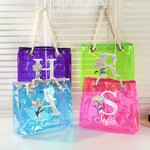 Personlig strandväska med namn och månadsblomma holografisk väska som tål vatten och sand perfekt för skärgården och semester