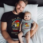 Set papà e bambino personalizzato in 100% cotone con nome e anno, con disegno di biberon e birra che brindano - Regalo per festa del papà e compleanno