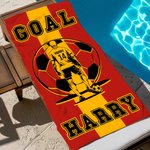 Personalizzato Giocatore di calcio Silhouette a strisce Asciugatura rapida Asciugamano da spiaggia sovradimensionato morbido con nome Piscina Regalo di compleanno per l'amante del giocatore di calcio