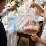 Personalisierte Hochzeit Geschenktüte mit Namen und Initiale | Transparente PVC-Tasche mit Schleife | Mitgebsel | JGA Geschenk für Gäste Brautjungfern