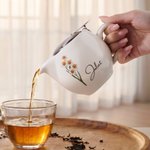 Personalisierte Geburt Blume Keramik Teekanne mit Namen und Tee-Sieb Geburtstag Muttertag Geschenk für Mama Oma