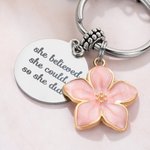 Personalisierte rosa Blume Klee Herz Schloss Schlüsselanhänger mit anfänglichen Charme und sie glaubte, sie könnte Disc-Klasse von 2026 Graduierung Geschenk für Absolventen