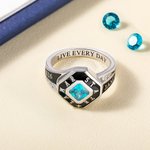 Gepersonaliseerde Vierkante Geboortesteen Klasse Ring met Gegraveerde Tekst en Zirkonia's Afstuderen Verjaardagscadeau voor afgestudeerden