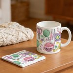 Personlig keramisk mugg med garn och virknålar med underlägg och namn morsdagspresent till mamma och mormor som älskar att sticka