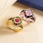 Gepersonaliseerde Vierkante Geboortesteen Klasse Ring met Gegraveerde Tekst en Zirkonia's Afstuderen Verjaardagscadeau voor afgestudeerden