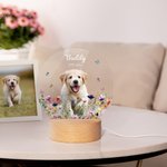 Personlig LED-nattlampa med eget husdjursfoto blommor namn och träfot vacker minnesgåva och present till hundägare och djurälskare