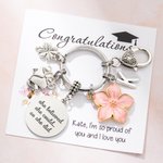 Personalisierte rosa Blume Klee Herz Schloss Schlüsselanhänger mit anfänglichen Charme und sie glaubte, sie könnte Disc-Klasse von 2026 Graduierung Geschenk für Absolventen