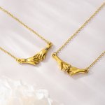 Personalisierte Hand in Hand Pinky Versprechen Anhänger Halskette mit Initialen zierlichen Schmuck Geburtstag Jahrestag Geschenk für Paar Schwester