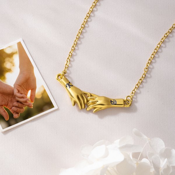 Personalisierte Hand in Hand Pinky Versprechen Anhänger Halskette mit Initialen zierlichen Schmuck Geburtstag Jahrestag Geschenk für Paar Schwester