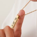 Collar de relicario para cenizas personalizado con 1 a 4 lados grabados de flores de nacimiento y texto regalo conmemorativo para ella