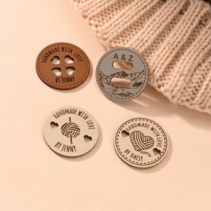 Gepersonaliseerde handgemaakte met liefde leren knop set van 10 kleding hoed labels met gegraveerde naam verjaardagscadeau voor breien haken liefhebbers
