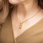 Collar de relicario para cenizas personalizado con 1 a 4 lados grabados de flores de nacimiento y texto regalo conmemorativo para ella