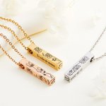Collar de relicario para cenizas personalizado con 1 a 4 lados grabados de flores de nacimiento y texto regalo conmemorativo para ella