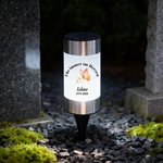 Personalisiertes Solar Grablicht mit Blumen Taube und Schmetterling | Widmung und Namen | Garten | Friedhof | Erinnerung Geschenk für Hinterbliebene