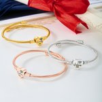 Personligt mångfärgat armband med graverat namn och årtal som bärs dagligen Graduation Cap Heart Charm-armband med graverat namn och år Graduation Ceremony Gift for Graduates
