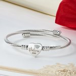 Personligt mångfärgat armband med graverat namn och årtal som bärs dagligen Graduation Cap Heart Charm-armband med graverat namn och år Graduation Ceremony Gift for Graduates
