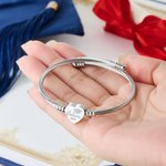 Personligt mångfärgat armband med graverat namn och årtal som bärs dagligen Graduation Cap Heart Charm-armband med graverat namn och år Graduation Ceremony Gift for Graduates
