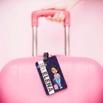 Etiqueta de equipaje personalizada con personaje de dibujos animados y nombre accesorio de viaje regalo de cumpleaños para amantes de los viajes