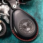 Personalisierte Funkschlüssel-Hülle aus Echtleder | Logo- und Textgravur | Schlüsselanhänger | Geburtstag Vatertag Geschenk für Motorradfahrer Biker