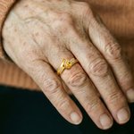 Anillo personalizado de acero inoxidable con piedra de nacimiento nombre y texto grabado regalo del Día de la Madre para mamá y abuela