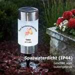 Gepersonaliseerde Duif- Vlinder- en Bloemenmotief Verfijnde Zonne-tuinlamp met Naam en Tekst Herdenkingsgeschenk voor Begraafplaats of Tuin