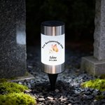 Gepersonaliseerde Duif- Vlinder- en Bloemenmotief Verfijnde Zonne-tuinlamp met Naam en Tekst Herdenkingsgeschenk voor Begraafplaats of Tuin