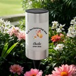Gepersonaliseerde Duif- Vlinder- en Bloemenmotief Verfijnde Zonne-tuinlamp met Naam en Tekst Herdenkingsgeschenk voor Begraafplaats of Tuin