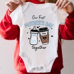 Personlig Vår første mors dag Melkeflaske kaffekopp 100% bomull Baby Bodysuit Voksen T-skjorte med navn Bursdagsgave til babyer nyfødte mødre