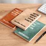 Gepersonaliseerd A5 PU-leer Notitieboek met Grappige Tekst Naam en 200 Gelinieerde Pagina’s Verjaardagscadeau voor Collega’s of Vrienden