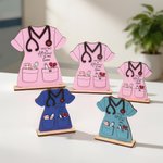Ornement personnalisé en uniforme d'infirmière avec titre et nom Décoration en bois Semaine des infirmières Cadeau pour infirmière