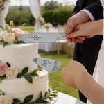 Personalisierte gravierte Herr & Frau Hochzeit Gabeln Set und keramische Kuchenplatte mit Namen und Datum Verlobungsgeschenk für frisch vermählte Paare