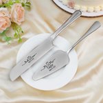 Personalisierte gravierte Herr & Frau Hochzeit Gabeln Set und keramische Kuchenplatte mit Namen und Datum Verlobungsgeschenk für frisch vermählte Paare