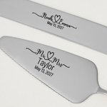 Personalisierte gravierte Herr & Frau Hochzeit Gabeln Set und keramische Kuchenplatte mit Namen und Datum Verlobungsgeschenk für frisch vermählte Paare