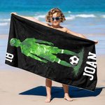 Toalla de playa personalizada de secado rápido con silueta de futbolista nombre y número regalo de vacaciones de verano para amantes del fútbol