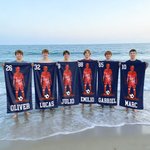 Toalla de playa personalizada de secado rápido con silueta de futbolista nombre y número regalo de vacaciones de verano para amantes del fútbol