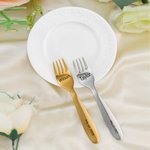 Personalisierte gravierte Herr & Frau Hochzeit Gabeln Set und keramische Kuchenplatte mit Namen und Datum Verlobungsgeschenk für frisch vermählte Paare