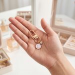 Personalizzato minimalista Cuore Birthstone Borsa Charm Portachiavi con iniziale Uso quotidiano Compleanno Anniversario Regalo per le donne Ragazze