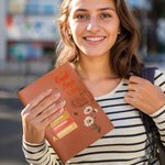 Personalizado Dios dice que soy el nacimiento de la flor de la mariposa de cuero PU A5 cubierta del cuaderno con el nombre de uso diario de viaje de cumpleaños de regalo para las mujeres cristianas