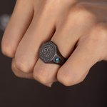 Personlig signetring med inngravert navn og skolenavn og fødselsdagsgave til nyutdannede klassekamerater
