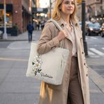 Personlig tote bag i manchester med namn och månadsblomma rymlig vardagsväska fantastisk present till kvinnor och vänner