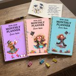 Personlig tecknad Graduate Girl 2026-2028 Planner Spiral A5 Anteckningsbok med år och namn Graduation Födelsedagspresent för akademiker